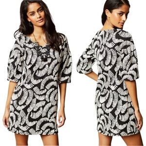 Anthropologie Maeve Black and White Fan Pattern Shift Sleeved Dress 0127